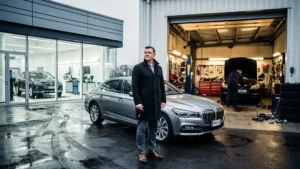 Garage agréé vs indépendant pour l'entretien : une voiture devant deux garages, image SEO réaliste